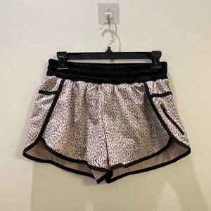 Lululemon Tracker Mid-rise short 4-way stretch, 6